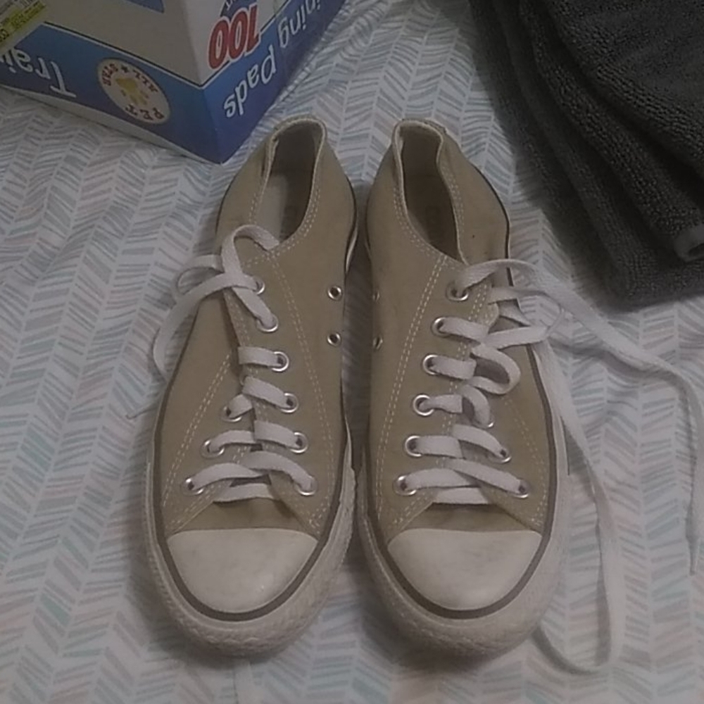 Tennis shoes